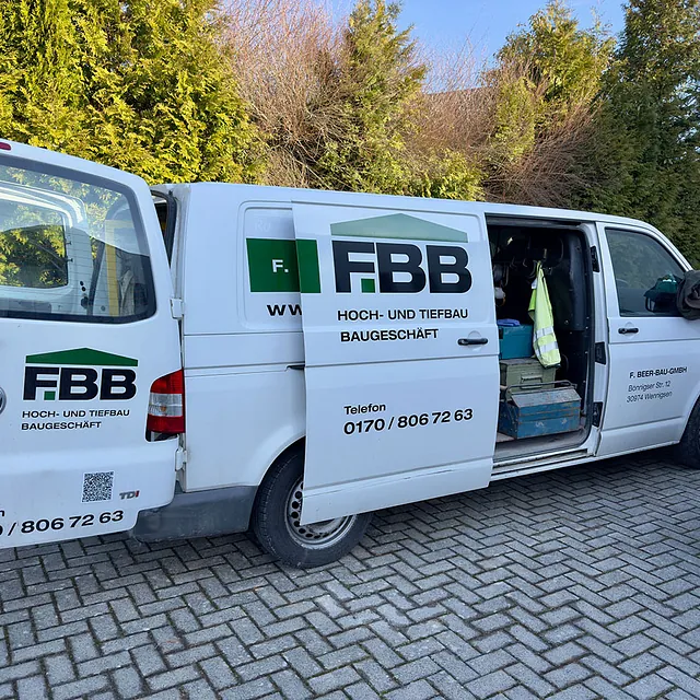 Servicefahrzeug der F. Beer-Bau GmbH – Bauunternehmen für Hoch- und Tiefbau aus Wennigsen bei Hannover.