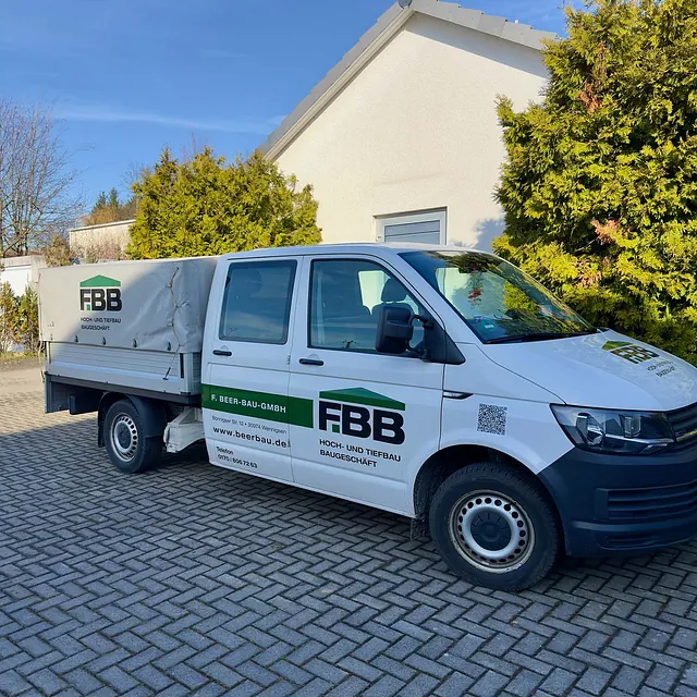 Firmenfahrzeug der F. Beer-Bau GmbH aus Wennigsen – Baugeschäft für Hochbau und Tiefbau in der Region Hannover.